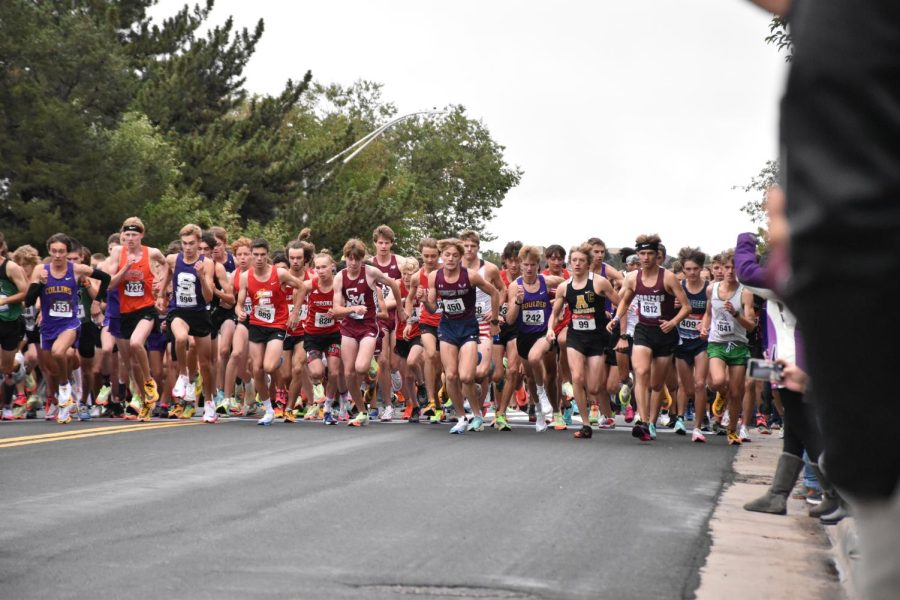 The+crowded+start+of+Liberty+Bell.+TJ+Frueh+and+Parker+Graham+are+visible+towards+the+right%2C+behind+the+runner+in+the+blue+Boulder+singlet.